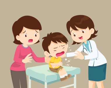 女醫(yī)生安慰她哭泣的耐心男孩與媽媽