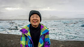 亚洲老妇人前往 Jokulsarlon 冰川泻湖, 冰岛