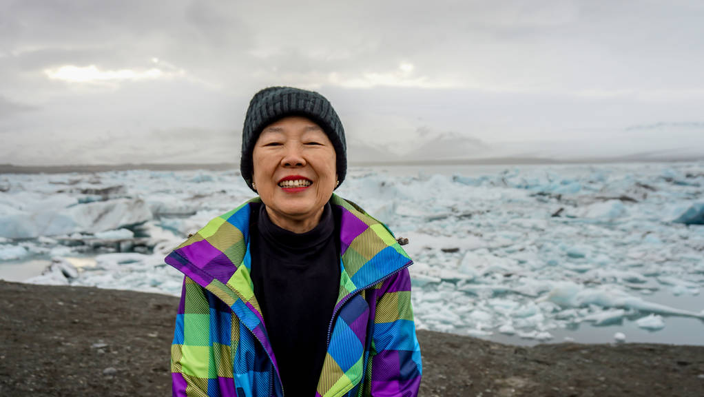 亚洲老妇人前往 Jokulsarlon 冰川泻湖, 冰岛 亚洲老妇人前往 Jokulsarlon 冰川泻湖, 冰岛