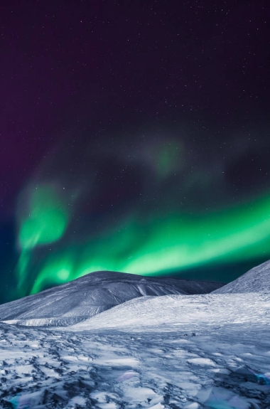 极地北极北极光在挪威斯瓦尔巴特的天空之星在朗伊尔城市的月亮山脉