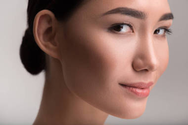 優(yōu)雅的憂郁的女人正在展示她完美的妝容