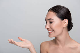 欢快的女性表达喜悦图片