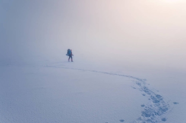 冬季山地風景帶背包的極端徒步旅