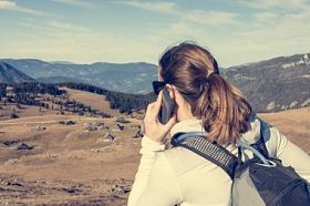 在高地打个电话的女人