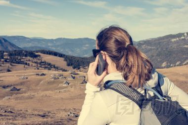 在高地打個(gè)電話的女人