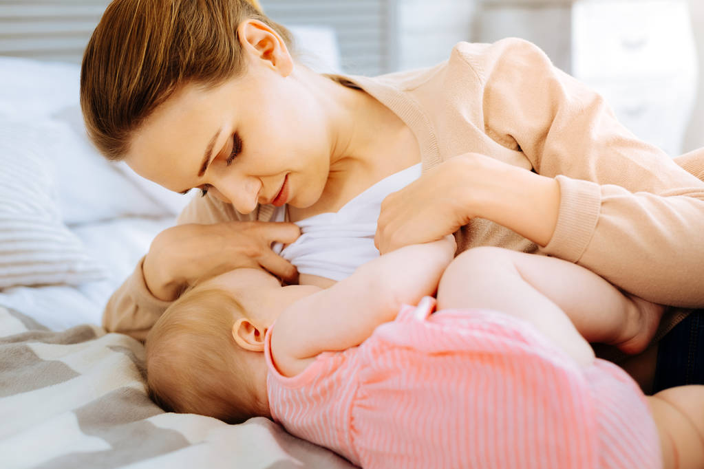 母亲在母乳喂养她的婴儿图片 母亲在母乳喂养她的婴儿图片