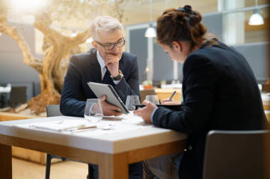 餐廳的商務(wù)人員午餐會(huì)
