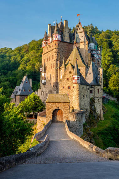 Burg Eltz 城堡，在德國(guó)萊茵蘭-普法爾茨州。施工開(kāi)始前 1157