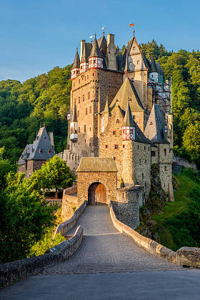 Burg Eltz 城堡，在德国莱茵兰-普法尔茨州。施工开始前 1157