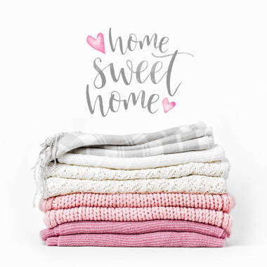 针织衣服和文本的一堆白色背景甜蜜的家