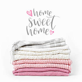 针织衣服和文本的一堆白色背景甜蜜的家