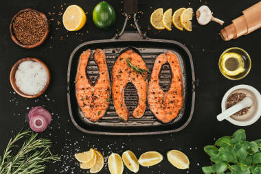 最熱門(mén)看法鮭魚(yú)牛排在燒烤和香料在黑色