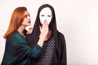 漂亮的時尚情侶白色的背景, 一個白色的臉的家伙