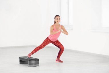 女人在家里訓練圖片