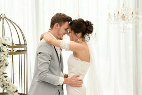 美丽的夫妇在结婚那天