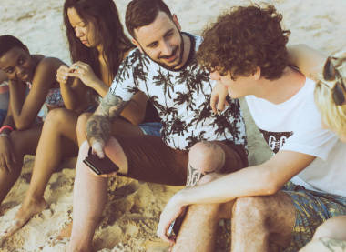 小組不同的朋友坐