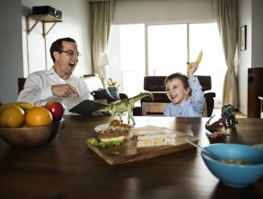 父親和兒子在早餐桌上玩得很開心, 原來 photoset