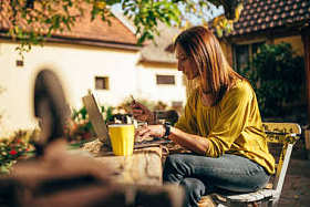 网上购物在笔记本电脑上的女人