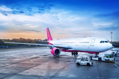 飛機(jī)在機(jī)場滑行照片