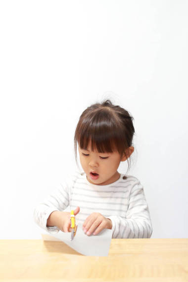 日本女孩剪刀剪紙 (3 歲)