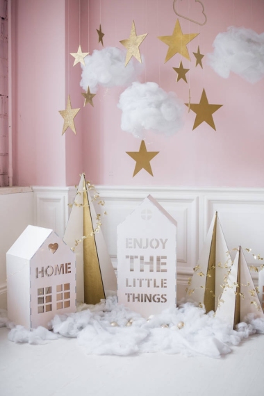 新年装饰。小小的圣诞房子圣诞背景白色的房子, 雪花, 星星, 花环和装饰品。圣诞贺卡