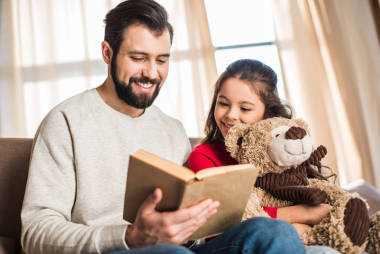 微笑的父親讀書書對女兒