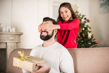 微笑的女兒覆蓋父親的眼睛從后面