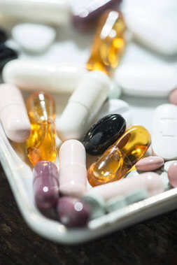 許多藥片在碗在桌圖片