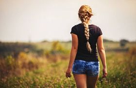 带辫子的女孩在夏日户外散步