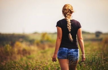 帶辮子的女孩在夏日戶外散步