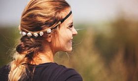 带花圈和辫子的嬉皮女孩在室外背面视图