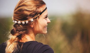 带花圈和辫子的嬉皮女孩在室外背面视图