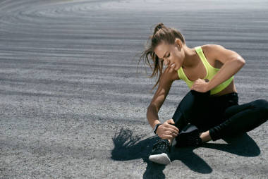 腿部受傷運動后腿部疼痛的婦女