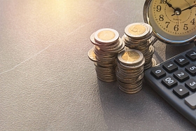 股票财务指标与堆栈硬币和计算器.会计市场经济分析中的金融市场