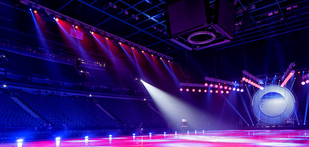 在音乐会期间场景的光线 在音乐会期间场景的光线