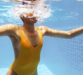 在游泳池水下的非洲后裔妇女