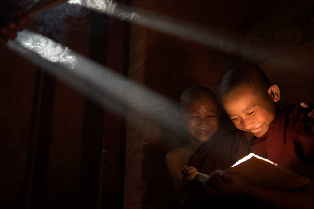 monastry 的僧侣在阳光下阅读