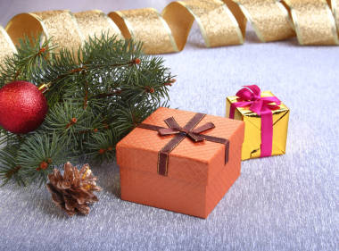 圣誕裝飾與禮品盒, 五顏六色的圣誕球, 圣誕樹和錐在一個模糊, 波光粼粼和神話般的背景