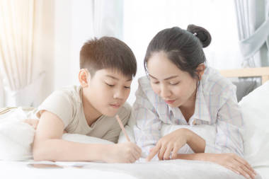 到寫(xiě)家庭作業(yè)幫助弟弟妹妹