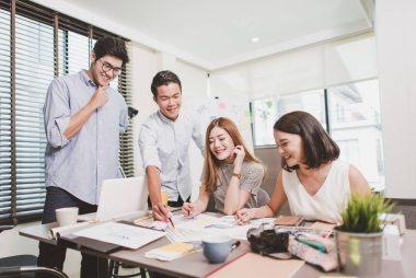 一群工作在辦公室桌上的業(yè)務(wù)人