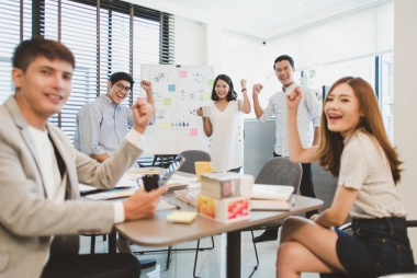 小組在室內(nèi)開會的工友