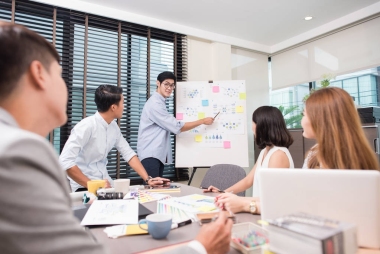 小組在室內(nèi)開會的工友