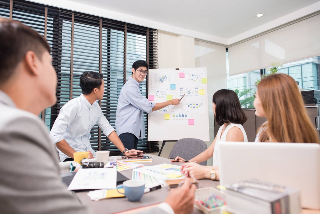 小组在室内开会的工友 小组在室内开会的工友