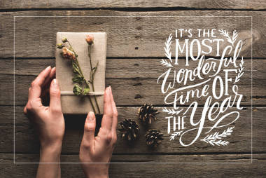 女人举行的圣诞礼物照片