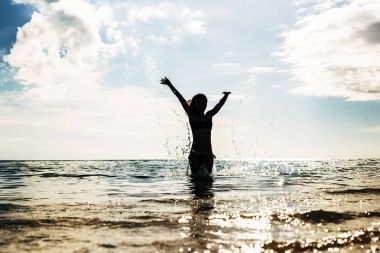 年轻女子在沙滩上休息.图片