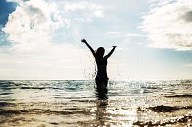 年轻女子在沙滩上休息.图片