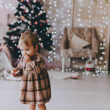 圣诞节室内的小女孩.图片