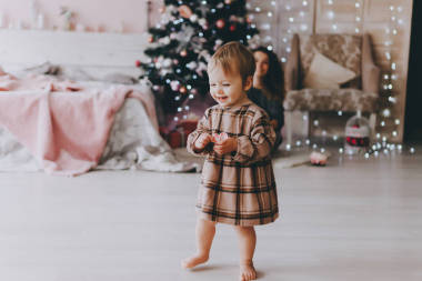 圣诞节室内的小女孩