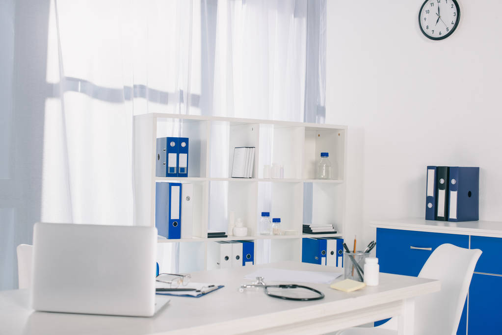 笔记本电脑和听诊器在工作台在诊