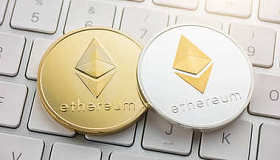 ethereum 硬币上的键盘 cryptocurrency 概念图像